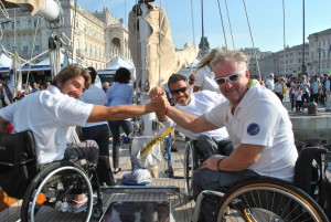 in tre in seggiola a rotella a bordo di Cadamà