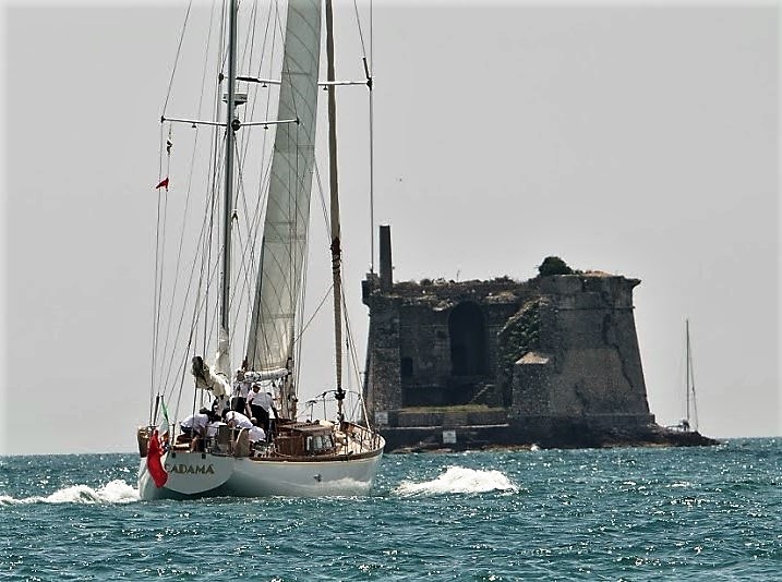 S/Y Cadamà sailing in front of Torre Scola
